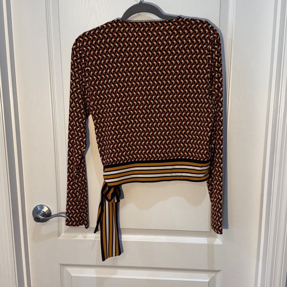 Michael Kors Geometric Top in Gold & Black Cross Neckline Tie Waist Size M NWT - Picture 5 of 5